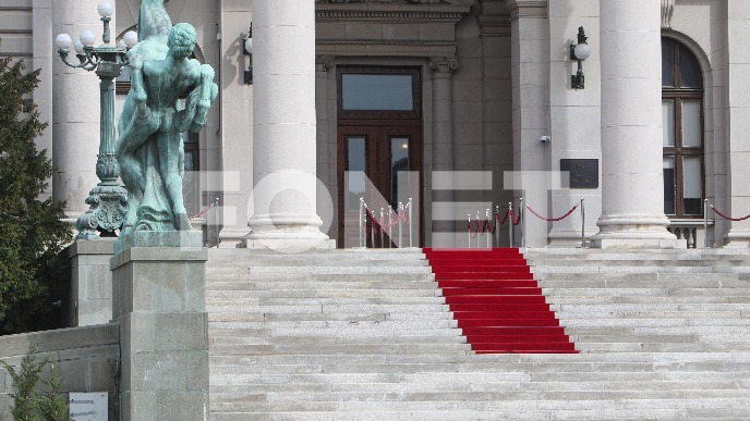 Opozicija ušla na glavni ulaz